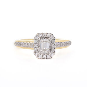 ANILLO SOLITARIO CORTE ESMERALDA CON PIEDRA LATERAL EN ORO AMARILLO 0.59 CT